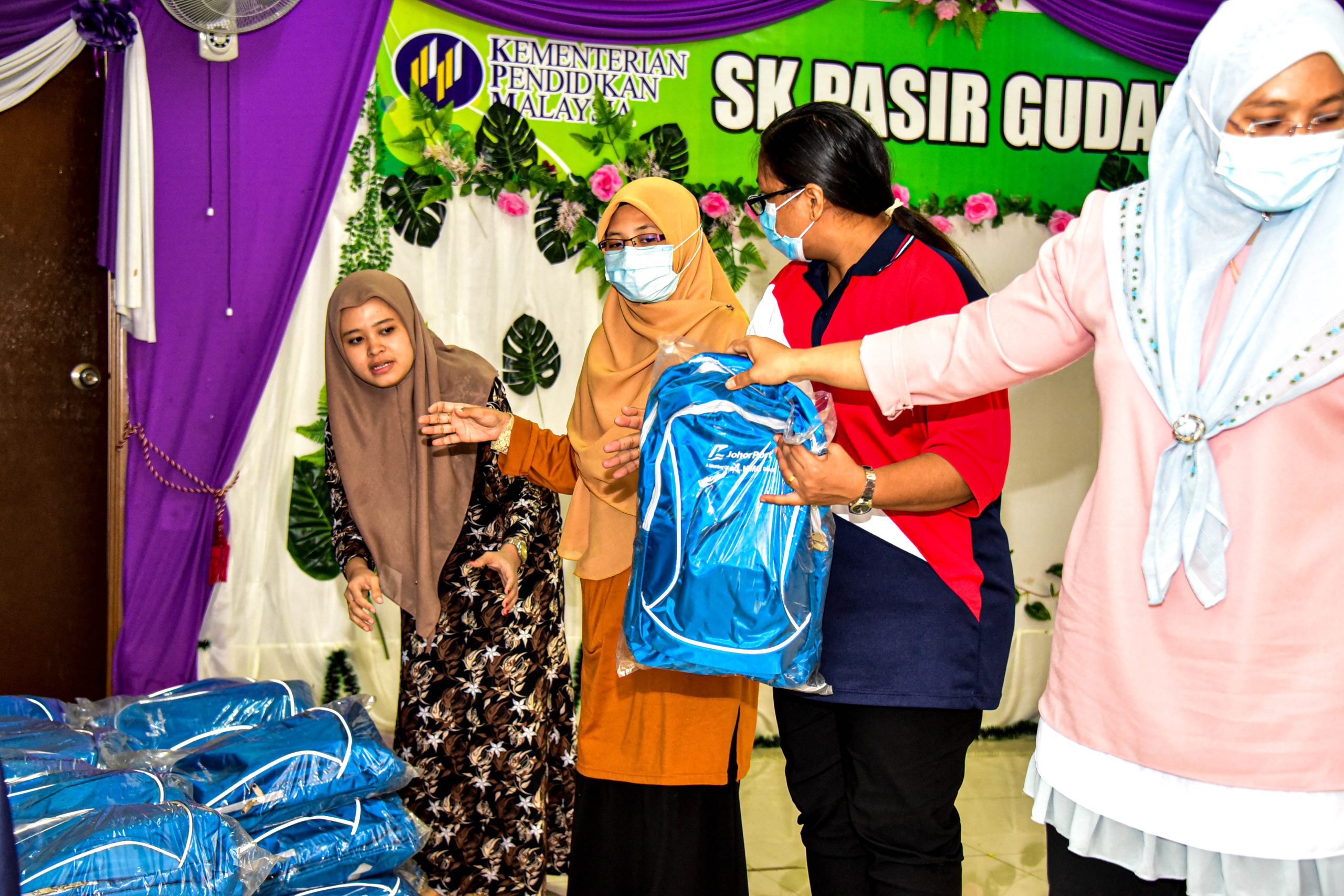 Read more about the article JOHOR PORT CONTRIBUTES ESSENTIAL SCHOOL SUPPLIES TO 100 UNDERPRIVILEGED STUDENTS