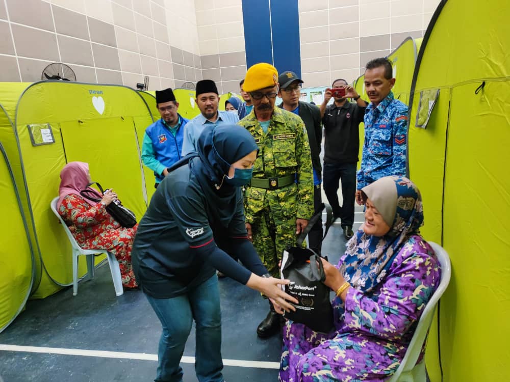 Read more about the article JOHOR PORT REACHES OUT TO FLOOD VICTIMS IN MUAR