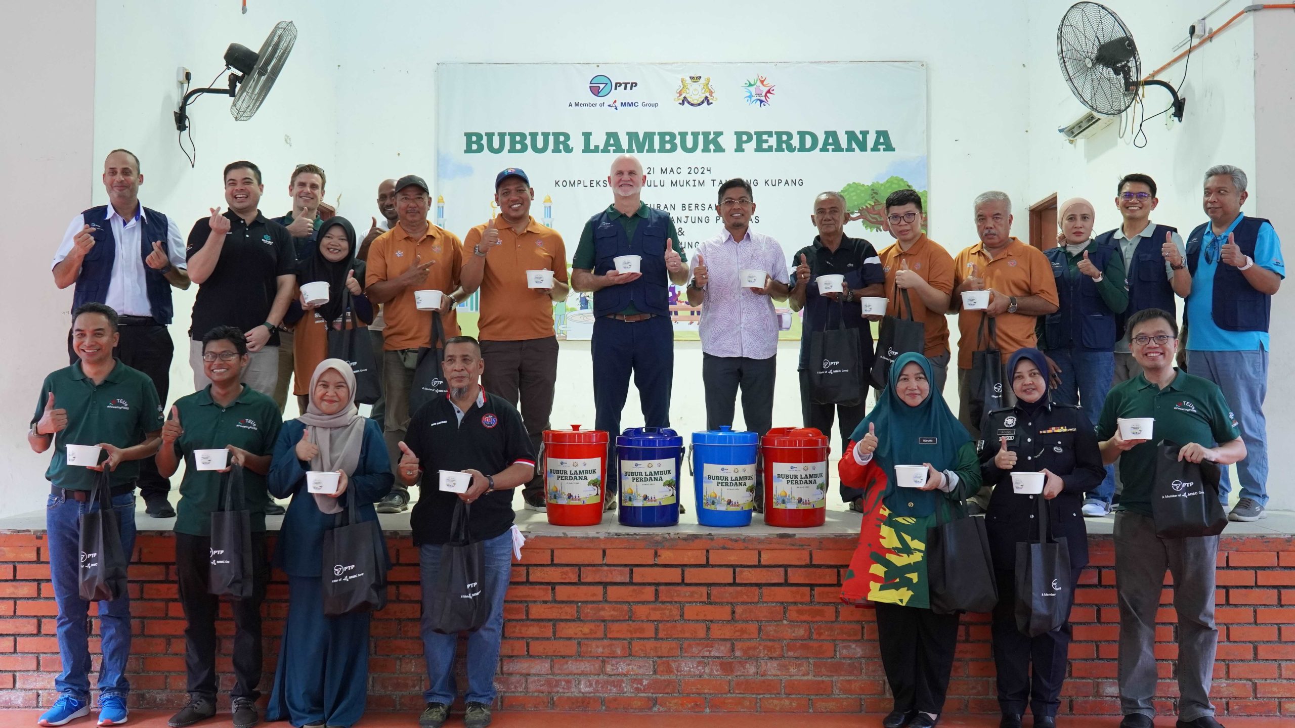 Read more about the article PORT OF TANJUNG PELEPAS EMBRACES RAMADAN SPIRIT, PREPARES AND DISTRIBUTES 2,000 BOWLS BUBUR LAMBUK TO THE NEEDY