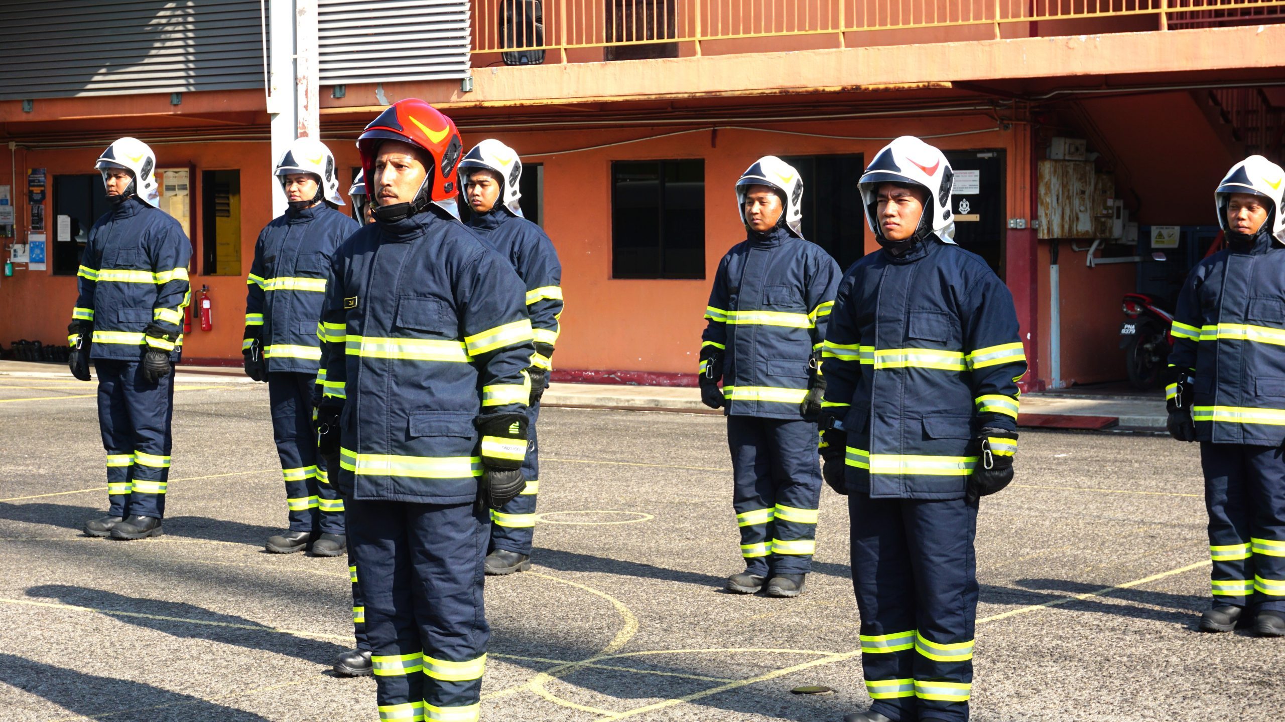 Read more about the article PENANG PORT ORGANISES A PARADE AND FIRE SUIT HANDOVER CEREMONY