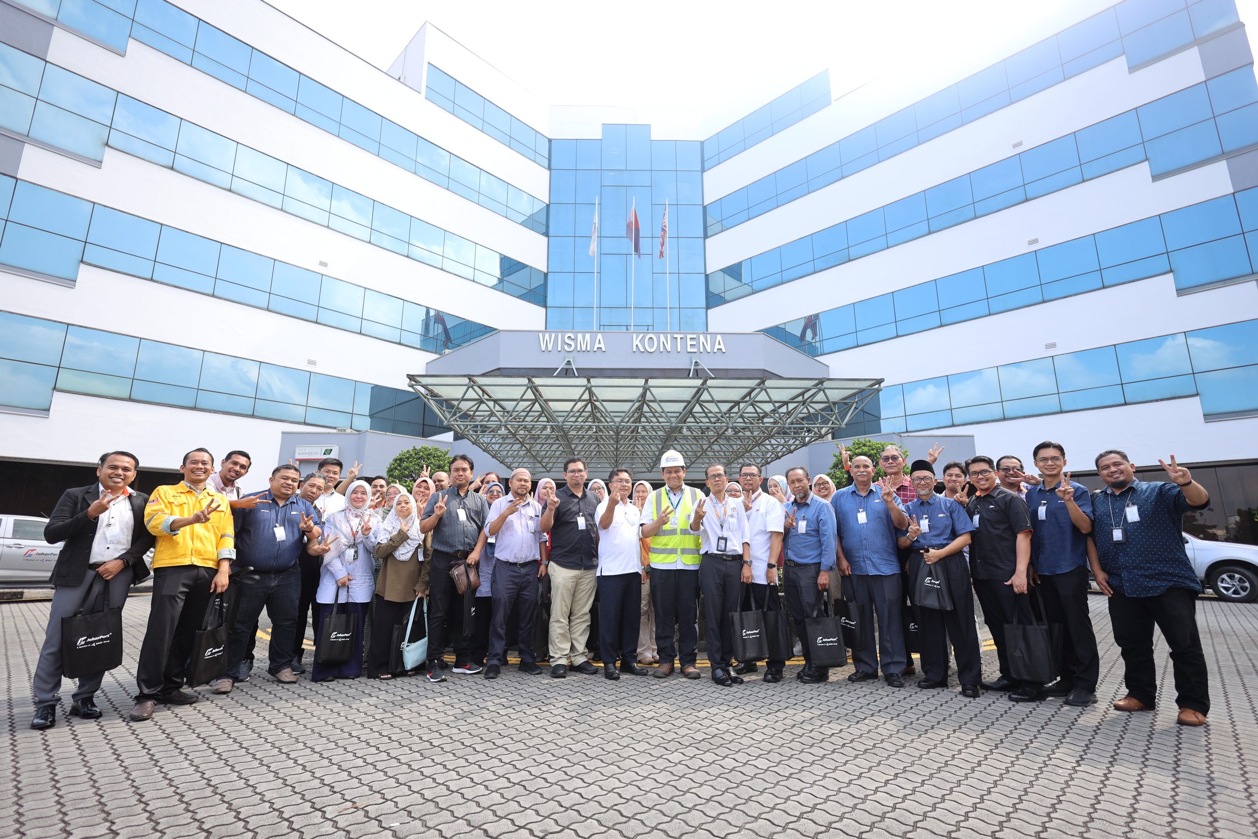 Read more about the article JOHOR PORT HOSTS INSIGHTFUL EDUCATIONAL VISIT  FOR UNIKL LECTURERS