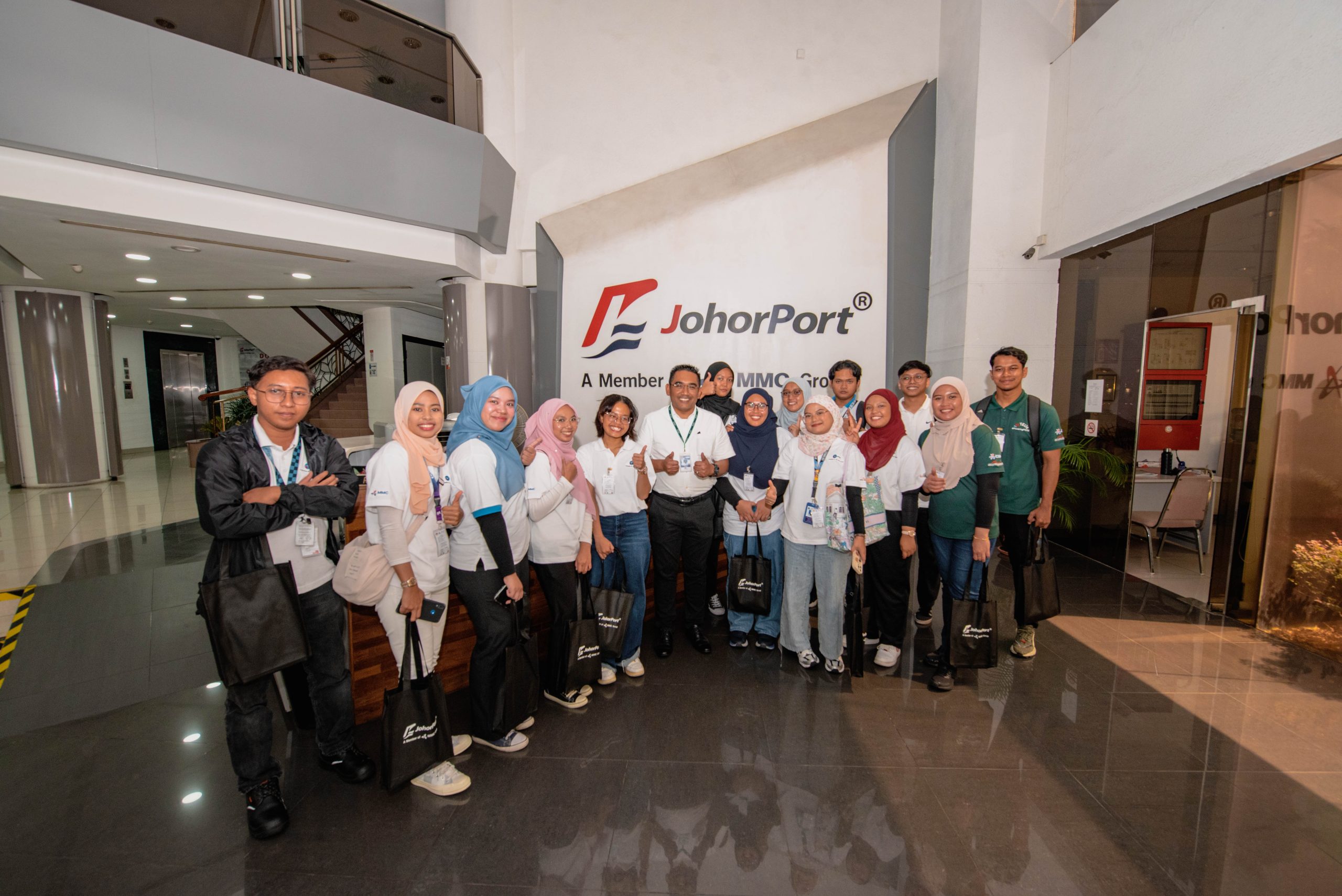 Read more about the article JOHOR PORT HOSTS VISIT FOR PORT OF TANJUNG PELEPAS’S  ASPIRING YOUNG TALENT APPRENTICES