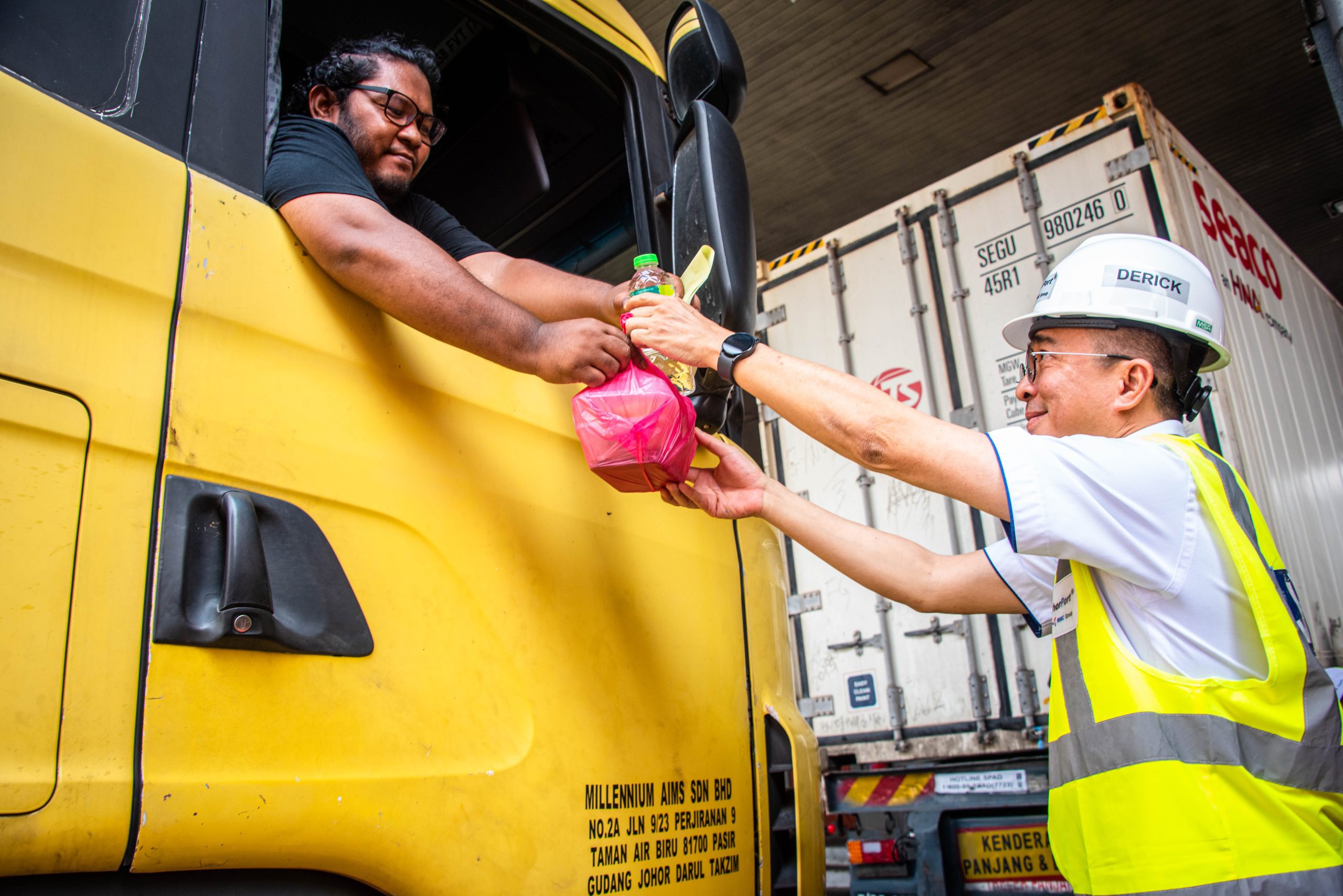 Read more about the article JOHOR PORT CELEBRATES MILESTONE OF SURPASSING 100,000 TEUS WITH APPRECIATION BRIYANI FOR HAULIER DRIVERS