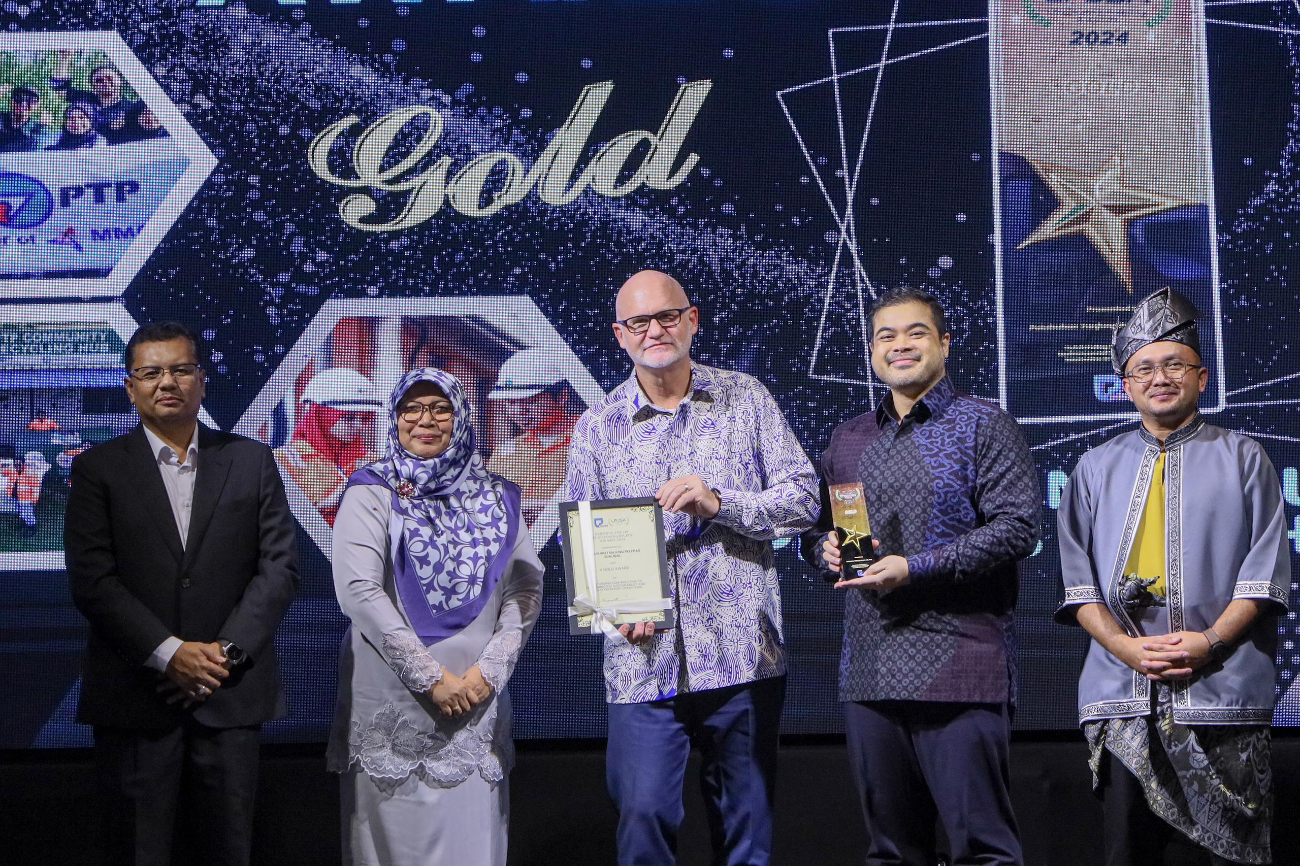 Read more about the article PTP SHINES THE BRIGHTEST DURING LEMBAGA PELABUHAN JOHOR SUSTAINABILITY AWARDS 2024