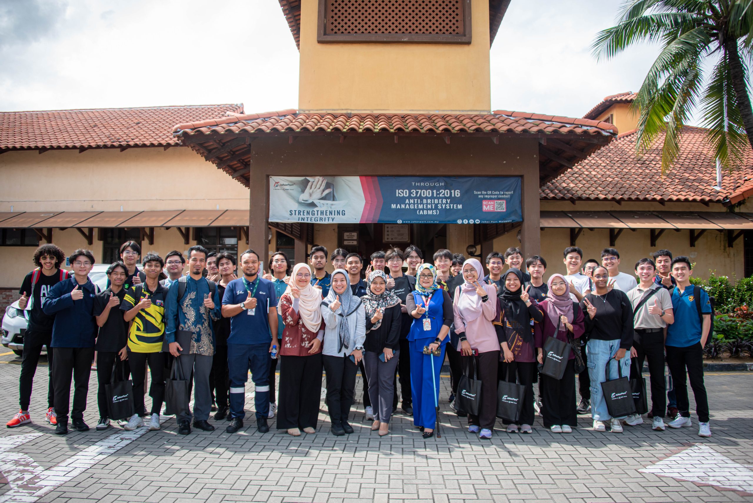 Read more about the article INSPIRING FUTURE ENGINEERS: UTM ELECTRICAL ENGINEERING STUDENTS VISIT JOHOR PORT