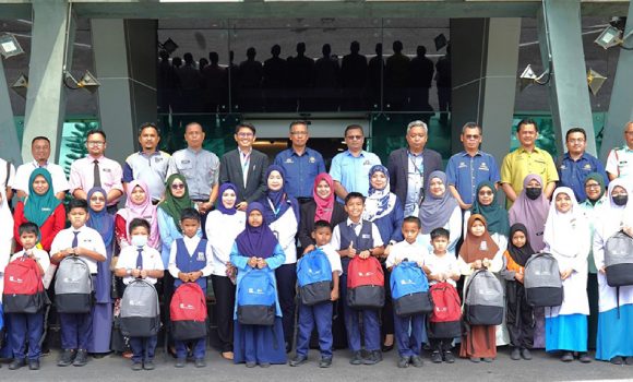 TMR - PTP, Johor Port Authority donate school supplies to underprivileged students